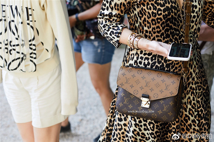 Layered neutral outfit. Gucci belt & Louis Vuitton Pochette Metis Reverse.